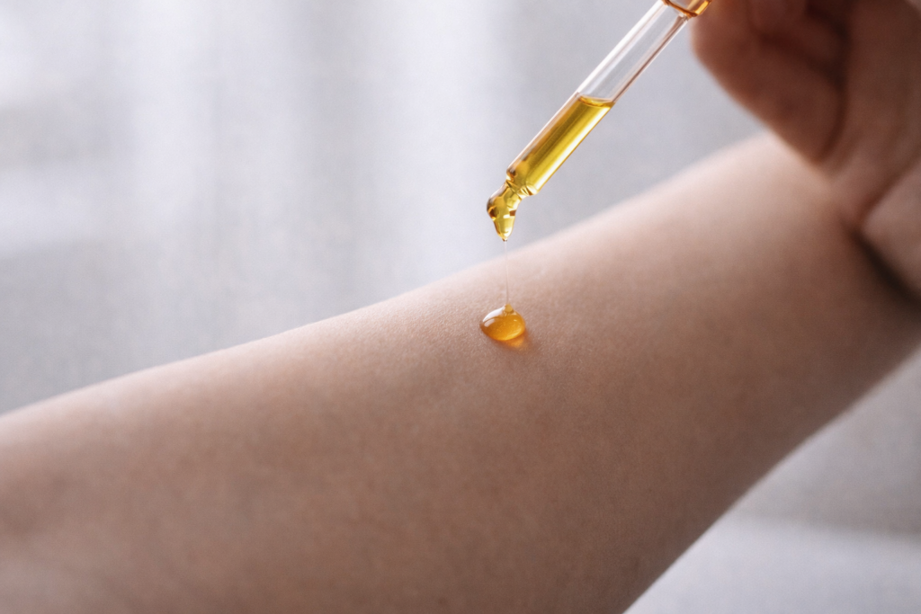 Durchführung eines Hautverträglichkeitstests mit Ringelblumenöl in der Armbeuge zur Vermeidung von Allergien.